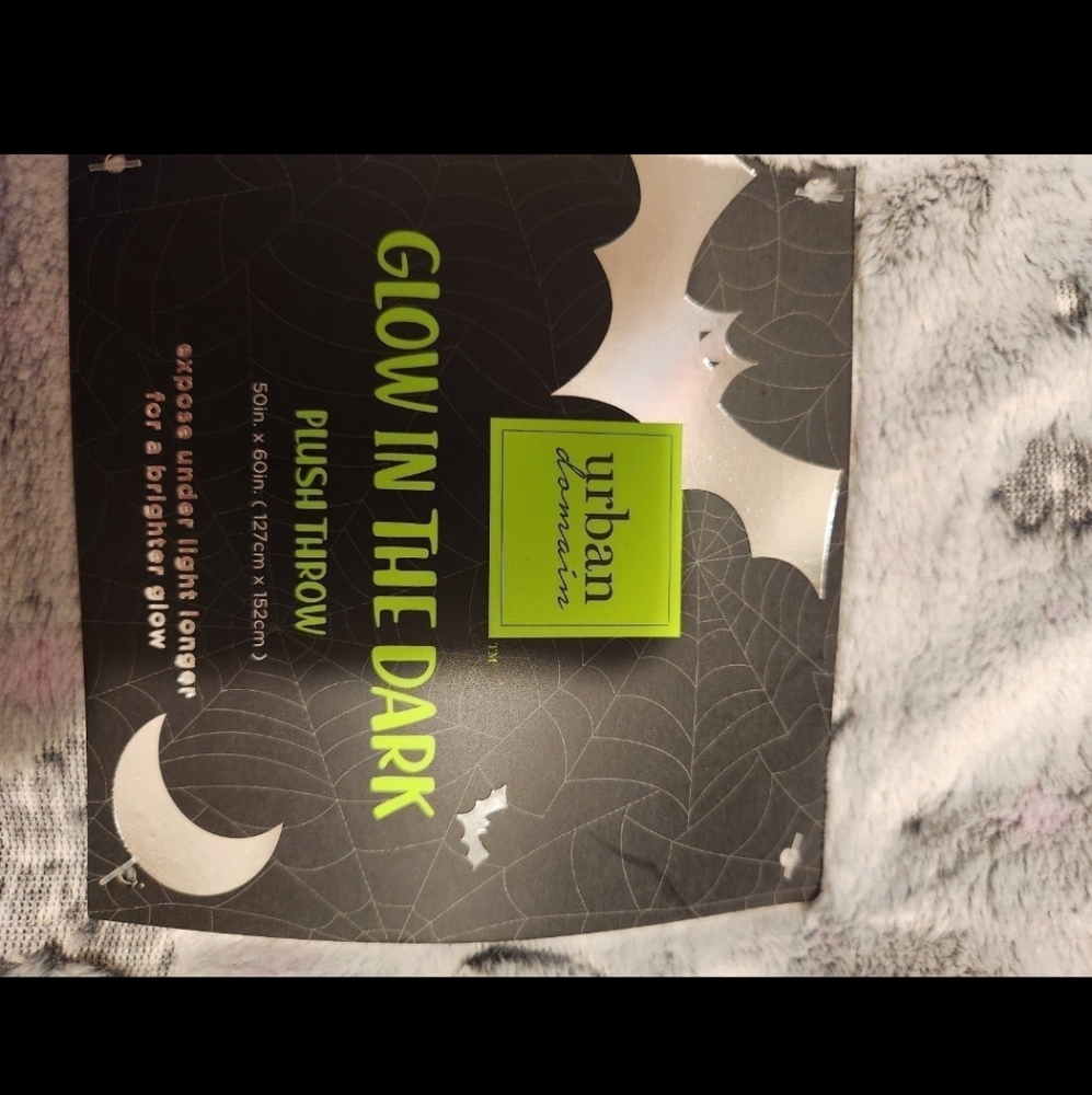 NEW Glow in the dark Plush Throw 50x60 NEW